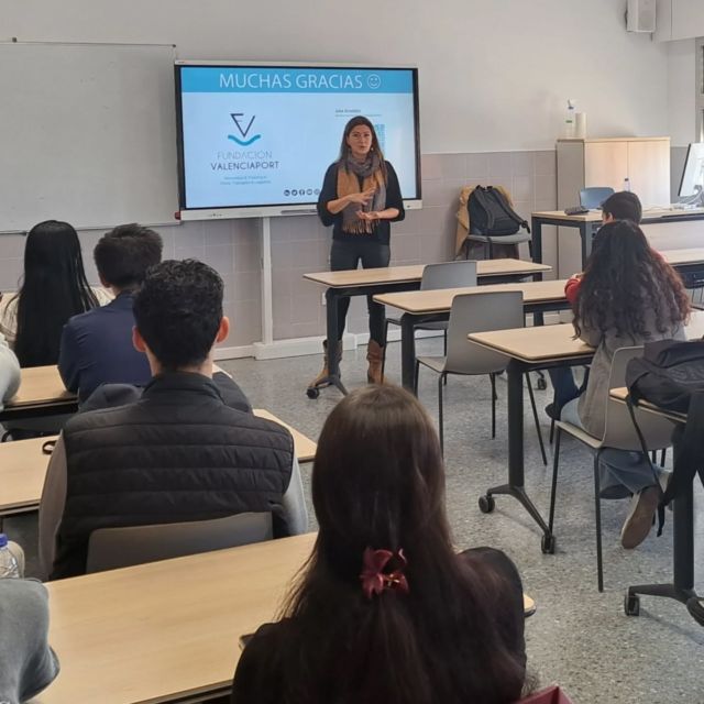 Hoy ha venido a visitarnos Ana Rumbeu @ana_rumbeu , directora de formacion de la Fundación  Valencia Port @fundacionvalenciaport ⚓
Ana se ha reunido con el alumnado de 1º de Comercio internacional dentro del programa especialización logística portuaria. ⛴️🚢⛵
El alumnado ha podido conocer de primera mano la formación que recibirá durante su periodo de estudios en el CIPFP Mislata.
Gracias Ana por tu visita, ha sido muy instructiva.
#cipfpmislata #fpmislata #formacionprofesional #comerciointernacional #fponfire