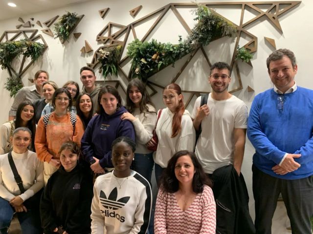 El pasado miércoles los alumnos de 1º de AVGE se fueron a conocer la agencia Viajes Globus @viajesglobus.vlc @castrotourism y la consultora Castro Tourism Advisors. 
¡Fue una mañana estupenda cargada de aprendizaje! Muchas gracias a ambas empresas por el tiempo que nos dedicasteis. 👏👏👏
#cipfpmislata #fponfire #formacionprofesional #agenciasdeviajes